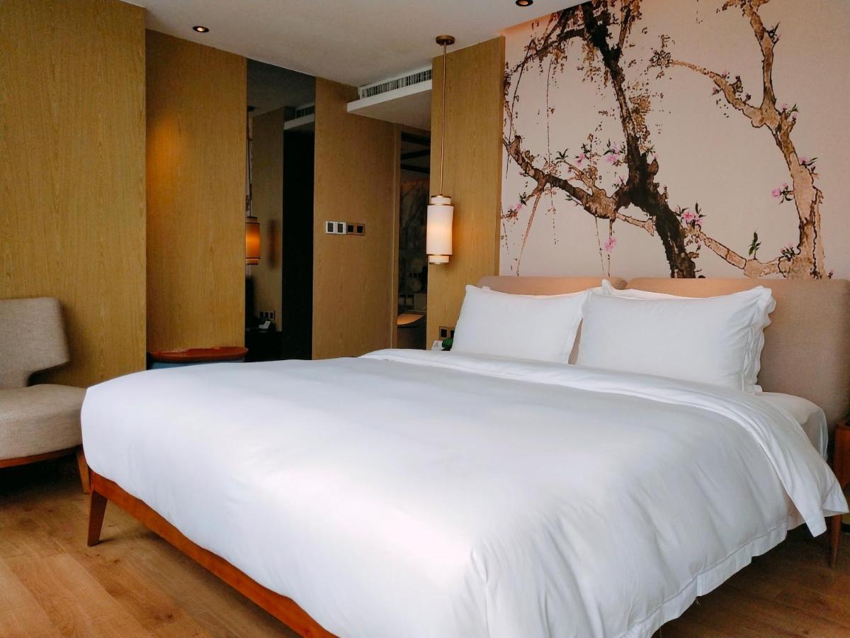Howard Johnson Riverview Hotel Гуанджоу Екстериор снимка