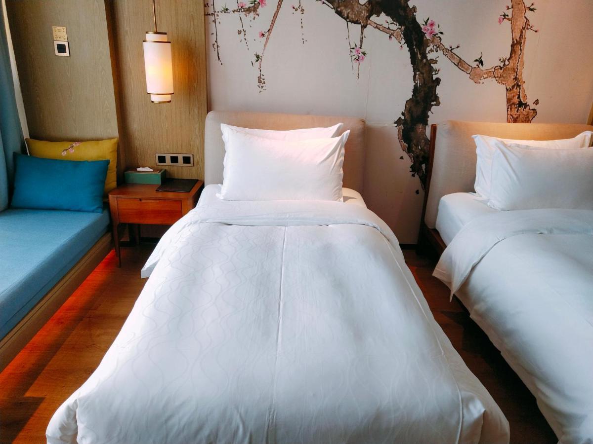 Howard Johnson Riverview Hotel Гуанджоу Екстериор снимка