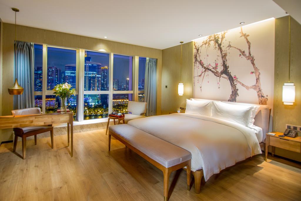 Howard Johnson Riverview Hotel Гуанджоу Екстериор снимка